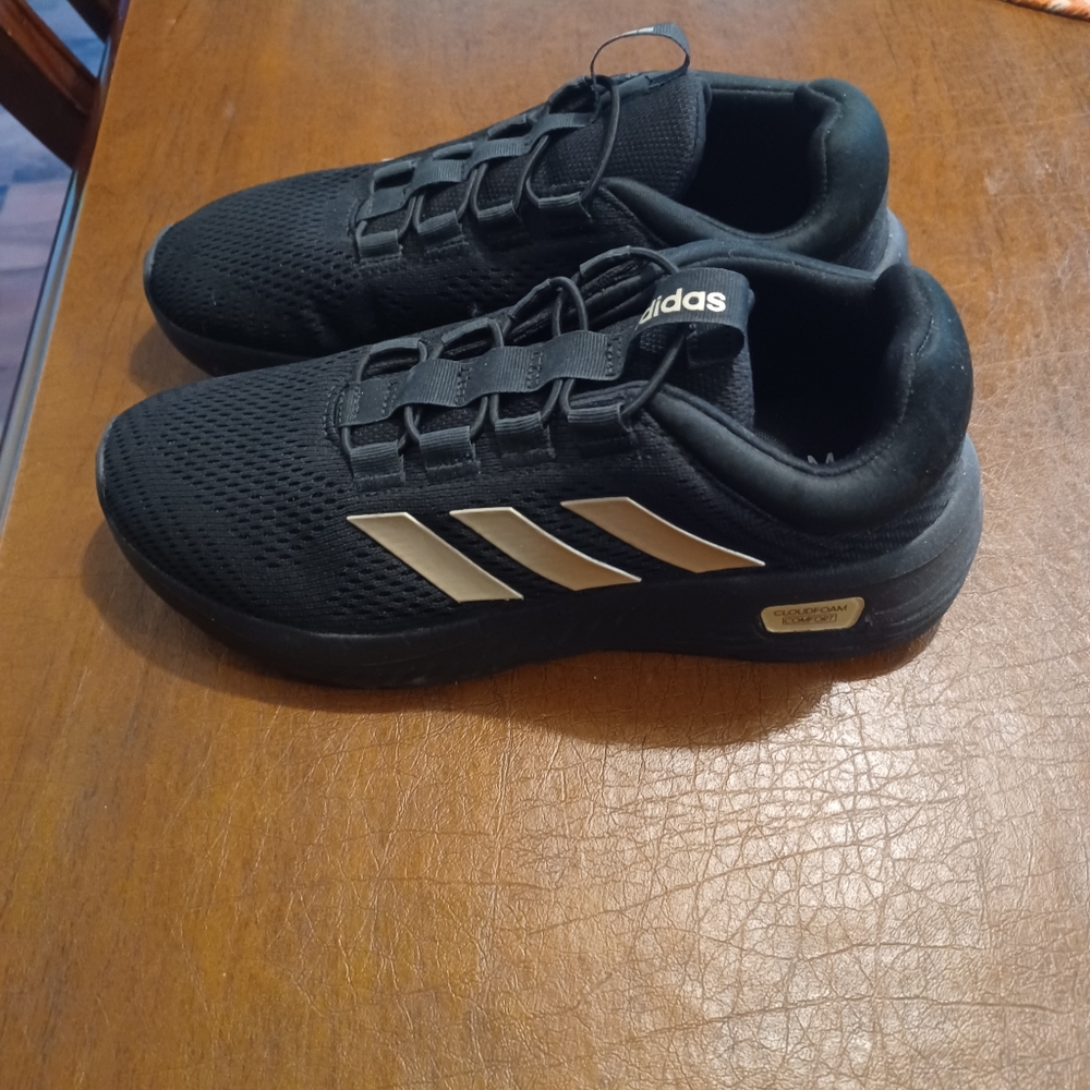 NEW, NO TAGS - Adidas Women's Cloudfoam Comfy Sneaker